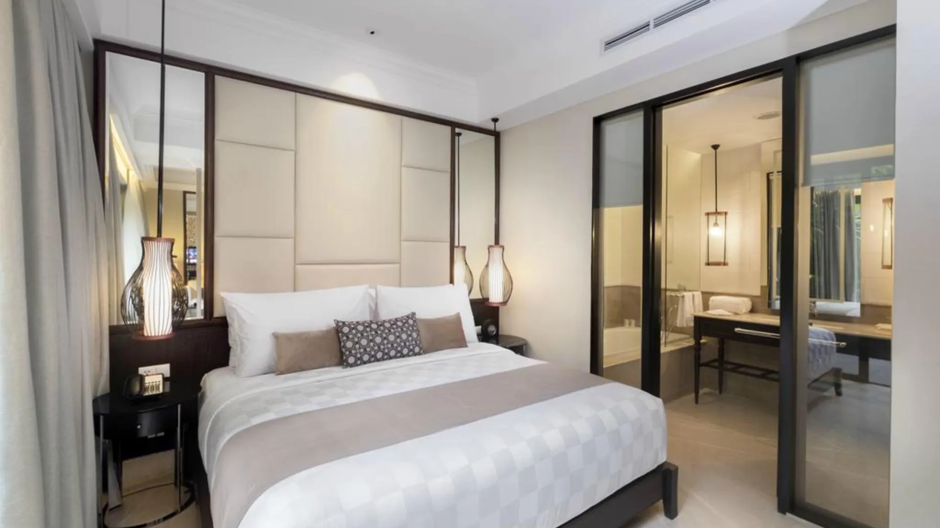 Jambuluwuk Oceano Seminyak Hotel